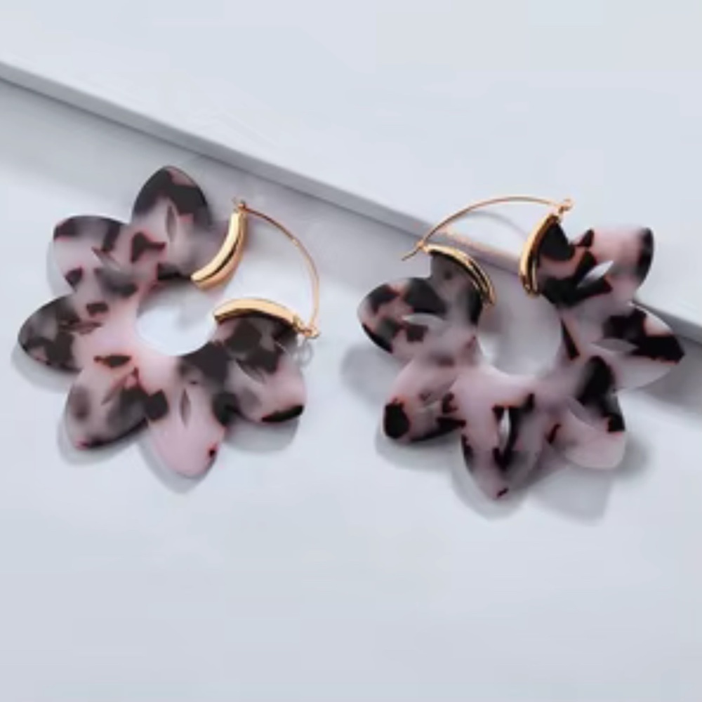 2.5" Tortoise Flower Hoop Earrings – Bold & Playful